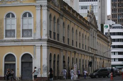  PORTO ALEGRE, RS, BRASIL, 20-02-2018.Em Porto Alegre, a demora para reabrir todo o segundo andar do Mercado Público, parcialmente incendiado em 2013, se aproxima de cinco anos ainda sem prazo certo para acabar. Precisamos de fotos que mostrem a interdição do segundo andar e a fachada do prédio. (TADEU VILANI/AGÊNCIA RBS)