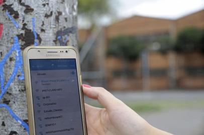  CAXIAS DO SUL, RS,BRASIL, 12/01/2018 - Pioneiro testou o sinal de wi-fi gratuito em espaços públicos como praças e parques. NA FOTO: conexão na praça Monteiro Lobato. (Marcelo Casagrande/Agência RBS)