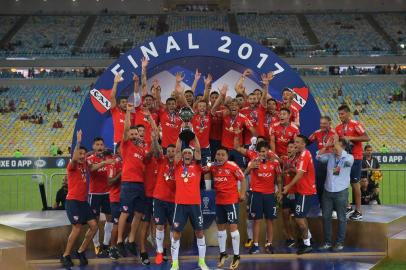 Argentinas Independiente players celebrate with the 2017 Sudamericana Cup trophy, at Maracana stadium in Rio de Janeiro, Brazil, on December 13, 2017.  / AFP PHOTO / Carl DE SOUZA