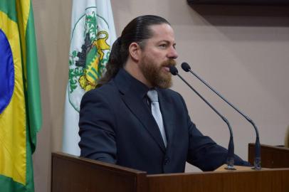 O 2º suplente da coligação Compromisso com Caxias (PRB/PR), Renato Nunes (PR), foi empossado vereador da Câmara Municipal de Caxias do Sul. Ele substitui o vereador Elisandro Fiuza (PRB), licenciado do cargo para atuar como secretário municipal da Habitação.