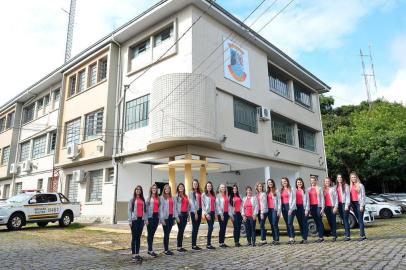 Candidatas da Festa da Uva visitam Batalhão da Brigada Militar em Caxias, durante agenda do pré-concurso.