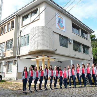 Candidatas da Festa da Uva visitam Batalhão da Brigada Militar em Caxias, durante agenda do pré-concurso.