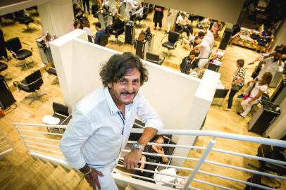  PORTO ALEGRE, RS, BRASIL, 20-02-2018. Empresário e hair stylist Hugo Moser. Hugo Beauty reinaugura unidade do Moinhos Shopping. (FOTO ANDRÉA GRAIZ/AGÊNCIA RBS).Indexador: Andrea Graiz