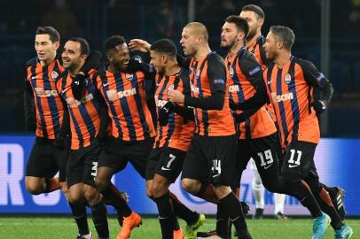 Shakhtar Donetsks players celebrate the goal scored by midfielder Fred (3L) during the UEFA Champions League round of 16 first leg football match between Shaktar Donetsk and AS Rome at the OSK Metalist Stadion in Kharkiv on February 21, 2018. / AFP PHOTO / GENYA SAVILOV