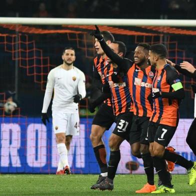 Shakhtar Donetsks players celebrate the goal scored by midfielder Fred (3L) during the UEFA Champions League round of 16 first leg football match between Shaktar Donetsk and AS Rome at the OSK Metalist Stadion in Kharkiv on February 21, 2018. / AFP PHOTO / GENYA SAVILOV