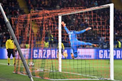 Romas Brazilian goalkeeper Alisson jumps but misses the goal scored by Shakhtar Donetsks midfielder Fred during the UEFA Champions League round of 16 first leg football match between Shaktar Donetsk and AS Rome at the OSK Metalist Stadion in Kharkiv on February 21, 2018. / AFP PHOTO / SERGEI SUPINSKY