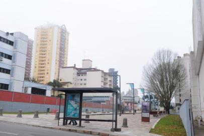  CAXIAS DO SUL, RS, BRASIL  (16/07/2015) Terminal de Taxi na Praça do Trem. Praça do Trem. Página do Ciro 2015. (Roni Rigon/Pioneiro)