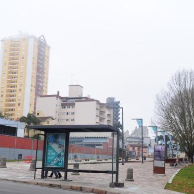  CAXIAS DO SUL, RS, BRASIL  (16/07/2015) Terminal de Taxi na Praça do Trem. Praça do Trem. Página do Ciro 2015. (Roni Rigon/Pioneiro)