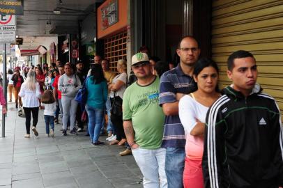 Fila na Central de Matrículas está movimentada desde o início do mês. Quem deseja vagas para Educação Inf. 4 e 5 anos tem até esta sexta-feira. 