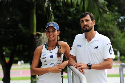  CAXIAS DO SUL, RS, BRASIL, 20/02/2018. 48º Banana Bowl. A competição de tênis está sendo realizada no clube Recreio da Juventude. Na foto, Lorena Cardoso e o técnico Fabiano Ferreira. (Porthus Junior/Agência RBS)