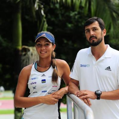  CAXIAS DO SUL, RS, BRASIL, 20/02/2018. 48º Banana Bowl. A competição de tênis está sendo realizada no clube Recreio da Juventude. Na foto, Lorena Cardoso e o técnico Fabiano Ferreira. (Porthus Junior/Agência RBS)