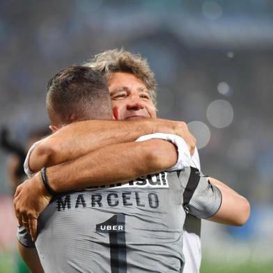  Brazils Gremio coach Renato gaucho celebrates with goalkeeper Marcelo Grohe after defeating by penalty shoots against Argentinas Independiente, during their Recopa Sudamericana 2018 final match held at  Arena Gremio, in Porto Alegre, Brazil, on February 21, 2018. / AFP PHOTO / NELSON ALMEIDAEditoria: SPOLocal: Porto AlegreIndexador: NELSON ALMEIDASecao: soccerFonte: AFPFotógrafo: STF