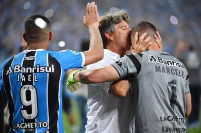  Brazils Gremio coach Renato Gaucho celebrates with goalkeeper Marcelo Grohe after defeating by penalty shoots against Argentinas Independiente, during their Recopa Sudamericana 2018 final match held at  Arena Gremio, in Porto Alegre, Brazil, on February 21, 2018. / AFP PHOTO / NELSON ALMEIDAEditoria: SPOLocal: Porto AlegreIndexador: NELSON ALMEIDASecao: soccerFonte: AFPFotógrafo: STF