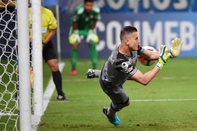  Brazil's Gremio goalkeeper Marcelo Grohe dives and stops a ball during a penalty shoot out against Argentina's Independiente during their Recopa Sudamericana 2018 final match held at Arena Gremio, in Porto Alegre, Brazil, on February 21, 2018. / AFP PHOTO / NELSON ALMEIDAEditoria: SPOLocal: Porto AlegreIndexador: NELSON ALMEIDASecao: soccerFonte: AFPFotógrafo: STF