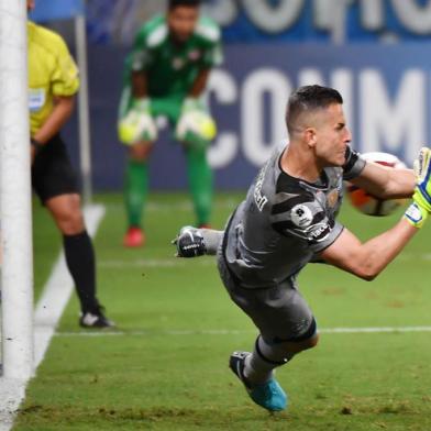  Brazils Gremio goalkeeper Marcelo Grohe dives and stops a ball during a penalty shoot out against Argentinas Independiente during their Recopa Sudamericana 2018 final match held at Arena Gremio, in Porto Alegre, Brazil, on February 21, 2018. / AFP PHOTO / NELSON ALMEIDAEditoria: SPOLocal: Porto AlegreIndexador: NELSON ALMEIDASecao: soccerFonte: AFPFotógrafo: STF