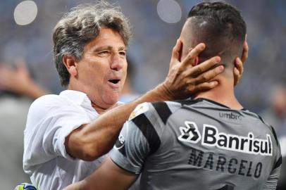  Brazils Gremio coach Renato Gaucho celebrates with goalkeeper Marcelo Grohe after defeating by penalty shoots against Argentinas Independiente, during their Recopa Sudamericana 2018 final match held at  Arena Gremio, in Porto Alegre, Brazil, on February 21, 2018. / AFP PHOTO / NELSON ALMEIDAEditoria: SPOLocal: Porto AlegreIndexador: NELSON ALMEIDASecao: soccerFonte: AFPFotógrafo: STF