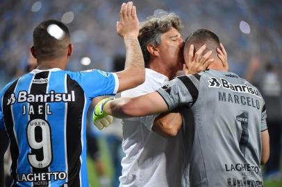  Brazil's Gremio coach Renato Gaucho celebrates with goalkeeper Marcelo Grohe after defeating by penalty shoots against Argentina's Independiente, during their Recopa Sudamericana 2018 final match held at  Arena Gremio, in Porto Alegre, Brazil, on February 21, 2018. / AFP PHOTO / NELSON ALMEIDAEditoria: SPOLocal: Porto AlegreIndexador: NELSON ALMEIDASecao: soccerFonte: AFPFotógrafo: STF