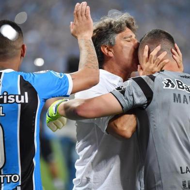  Brazil's Gremio coach Renato Gaucho celebrates with goalkeeper Marcelo Grohe after defeating by penalty shoots against Argentina's Independiente, during their Recopa Sudamericana 2018 final match held at  Arena Gremio, in Porto Alegre, Brazil, on February 21, 2018. / AFP PHOTO / NELSON ALMEIDAEditoria: SPOLocal: Porto AlegreIndexador: NELSON ALMEIDASecao: soccerFonte: AFPFotógrafo: STF