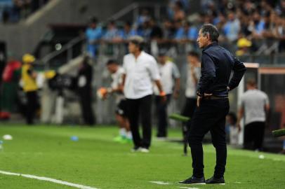  PORTO ALEGRE, RS, 21.02.2018. Grêmio enfrenta o Independiente na Arena no jogo de volta da Recopa Sul-Americana em Porto Alegre.Na foto, o técnico Ariel Holan, do Independiente, à frente e Renato Portaluppi, do Grêmio, ao fundo.Foto: André Ávila/Agência RBS