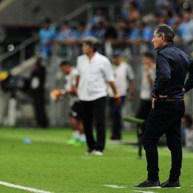  PORTO ALEGRE, RS, 21.02.2018. Grêmio enfrenta o Independiente na Arena no jogo de volta da Recopa Sul-Americana em Porto Alegre.Na foto, o técnico Ariel Holan, do Independiente, à frente e Renato Portaluppi, do Grêmio, ao fundo.Foto: André Ávila/Agência RBS