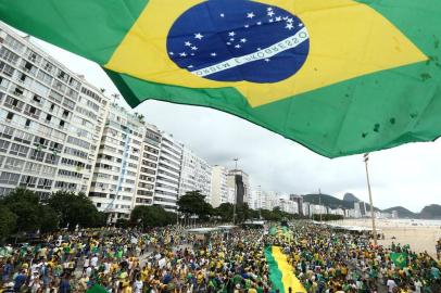 PROTESTO EM COPACABANARJ - PROTESTO/DILMA/RIO  - POLÍTICA - Manifestantes realizam protesto contra o Governo Dilma na Avenida Atlântica, em Copacabana, na zona sul do Rio de Janeiro, na manhã deste domingo (13), pedindo o impeachment da presidente petista e o fim da corrupção. A previsão de integrantes dos movimentos que organizam os protestos, dentre eles o Movimento Brasil Livre (MBL), é que mais de 500 cidades tenham atos com essas bandeiras.  13/03/2016 - Foto: WILTON JUNIOR/ESTADÃO CONTEÚDOEditoria: POLÍTICALocal: RIO DE JANEIROIndexador: WILTON JUNIORFonte: ESTADÃO CONTEUDOFotógrafo: ESTADÃO CONTEÚDO