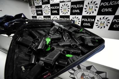  PORTO ALEGRE, RS, BRASIL, 22-02-2018.Após dois meses de investigação, a Polícia Civil frustrou um plano de confronto entre duas facções rivais em Porto Alegre ao apreender 13 pistolas 9mm novas, ainda embaladas, e munição, cerca de duas mil unidades. Os agentes da 3ª Delegacia do Departamento de Investigações do Narcotráfico (Denarc) descobriram que o armamento seria transportado durante o jogo do Grêmio pela Recopa, entre a noite de quarta-feira (21) e a madrugada desta quinta-feira (22), para não chamar a atenção das autoridades devido à grande movimentação de pessoas.  (RONALDO BERNARDI/AGÊNCIA RBS)