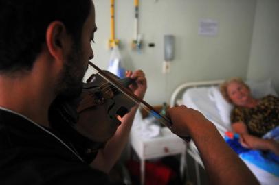  GRAMADO, RS, BRASIL 21/02/2018O músico João Antonio Borba toca violino para pacientes no Hospital Arcanjo São Miguel, como parte da programação do Gramado In Concert. (Felipe Nyland/Agência RBS)