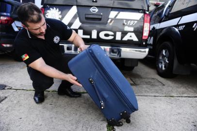  PORTO ALEGRE, RS, BRASIL, 22-02-2018.Após dois meses de investigação, a Polícia Civil frustrou um plano de confronto entre duas facções rivais em Porto Alegre ao apreender 13 pistolas 9mm novas, ainda embaladas, e munição, cerca de duas mil unidades. Os agentes da 3ª Delegacia do Departamento de Investigações do Narcotráfico (Denarc) descobriram que o armamento seria transportado durante o jogo do Grêmio pela Recopa, entre a noite de quarta-feira (21) e a madrugada desta quinta-feira (22), para não chamar a atenção das autoridades devido à grande movimentação de pessoas.  (RONALDO BERNARDI/AGÊNCIA RBS)