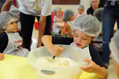  CAXIAS DO SUL, RS, BRASIL (22/02/2018). Escola Comecinho da Vida. Proposta pedagógica desperta a consciência de cidadania nos alunos da escola Comecinho da Vida para. Pais das crianças doam alimentos para organizar jantar para moradores de rua. Na imagem, alunos elaboram pães.  (Roni Rigon/Pioneiro).