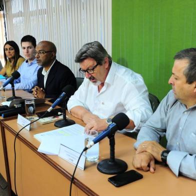  CAXIAS DO SUL, RS, BRASIL, 15/02/2018. Na tarde desta quinta-feira, a Comissão Processante da Câmara de Vereadores de Caxias do Sul emitiu parecer favorável ao prosseguimento do processo de impeachment do prefeito de Caxias, Daniel Guerra (PRB). Com isso, agora começa a fase  de instrução do processo. Três parlamentares conduziram os trabalhos da Comissão Processante, que emitiu o parecer prévio. O grupo era composto pelos vereadores Edson da Rosa (presidente, MDB), Edio Elói Frizzo (relator, PSB) e Velocino Uez (revisor, PDT). (Porthus Junior/Agência RBS)