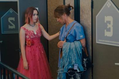 Saoirse Ronan e Laurie Metcalf em cena do filme Lady Bird: a Hora de Voar, dirigido por Greta Gerwig, que concorre ao Oscar de melhor filme em 2018.