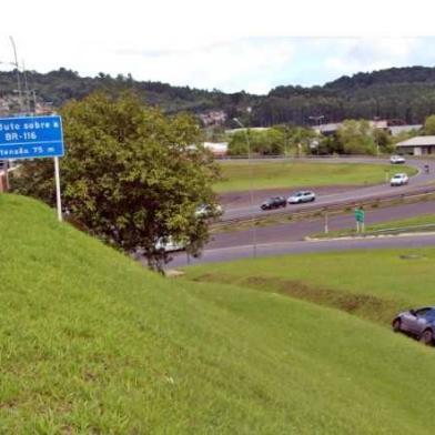 Quadrilha capota veículo após atacar bancos nos Vales do Caí e do Sinos 