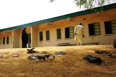  Sandals are strewn in the yard of the Government Girls Science and Technical College staff quarters in Dapchi, Nigeria, on February 22, 2018.  Anger erupted in a town in remote northeast Nigeria on February 22 after officials fumbled to account for scores of schoolgirls from the college who locals say have been kidnapped by Boko Haram jihadists. Police said on February 21 that 111 girls from the college were unaccounted for following a jihadist raid late on February 19. Hours later, Abdullahi Bego, spokesman for Yobe state governor Ibrahim Gaidam, said some of the girls had been rescued by troops from the terrorists who abducted them. But on a visit to Dapchi on Thursday, Gaidam appeared to question whether there had been any abduction. / AFP PHOTO / AMINU ABUBAKAREditoria: WARLocal: DapchiIndexador: AMINU ABUBAKARSecao: act of terrorFonte: AFPFotógrafo: STR