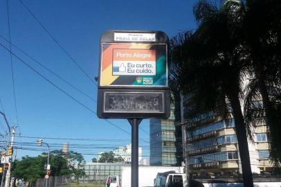 Relógio de rua desativado em Porto Alegre.