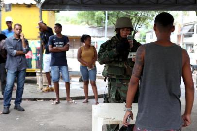 Soldados do Exército fotografam moradores de favelas para checar antecedentesRJ - INTERVENÇÃO/RIO/EXÉRCITO/FAVELAS/MORADORES/FOTO - GERAL - Fuziliros navais identificam moradores   favela da Vila Kennedy, na zona oeste   do Rio de Janeiro, fotografando o   documento de identidade e o rosto de   cada um durante operação realizada na   comunidade, nesta sexta-feira, 23.   Militares das tropas federais realizam   ação no local em conjunto com as   policiais Civis e Militar.   23/02/2018 - Foto: WILTON JUNIOR/ESTADÃO CONTEÚDOEditoria: GERALLocal: RIO DE JANEIROIndexador: WILTON JUNIORFonte: ESTADAO CONTEUDOFotógrafo: ESTADÃO CONTEÚDO