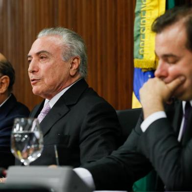  (BrasÃ­lia - DF, 05/12/2016) Presidente Michel Temer acompanhado do Ministro da Fazenda Henrique Meirelles e do Presidente da CÃ¢mara dos Deputados, Rodrigo Maia durante reuniÃ£o com LÃ­deres da Base Aliada na CÃ¢mara e no Senado.Foto: Beto Barata/PR