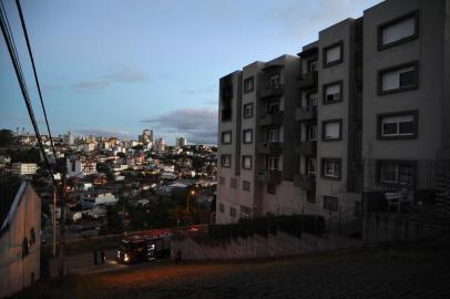  CAXIAS DO SUL, RS, BRASIL, 23/02/2018 - Apartamento pega fogo no bairro Cinquentenário. Para controlar as chamas foram necessários dois caminhões dos bombeiros. Não houve feridos. (Marcelo Casagrande/Agência RBS)