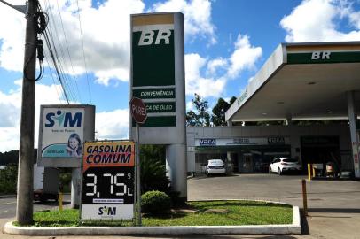  CAXIAS DO SUL, RS, BRASIL, 23/02/2018. Preço nas bombas de gasolina no posto SIM, do bairro Santa Lúcia, chega a 3,759 por litro. (Diogo Sallaberry/Agência RBS)