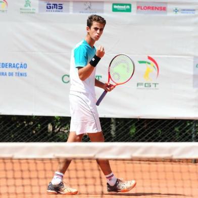  CAXIAS DO SUL, RS, BRASIL, 23/02/2018. Semifinais do torneio de tênis 48º Banana Bowl, no Recreio da Juventude. João Victor Couto Loureiro (BRA) (na foto) enfrentou Gustavo Heide (BRA). (Diogo Sallaberry/Agência RBS)