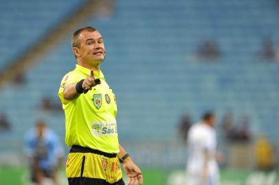 Grêmio x Novo Hamburgo, na Arena do Grêmio, em Porto Alegre, pela 9ª rodada do Gauchão. Na foto, o árbitro Leandro Vuaden