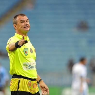 Grêmio x Novo Hamburgo, na Arena do Grêmio, em Porto Alegre, pela 9ª rodada do Gauchão. Na foto, o árbitro Leandro Vuaden