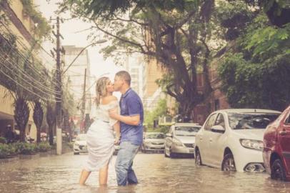  Casal faz ensaio fotográfico em alagamento de Niterói