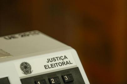  Sâo José, SC, Brasil, 30.09.2016: Ultimos preparativos para a entrega das urnas nas escolas eleitorais. (Foto: Diorgenes Pandini/Agência RBS)Indexador: Diorgenes PandiniFonte: Agencia RBS