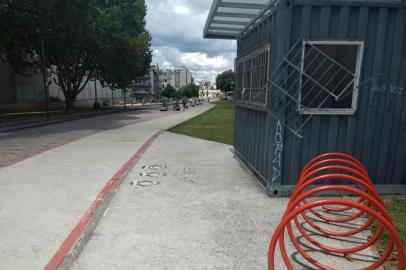 Vândalos depredam novamente a praça do trem em Caxias do Sul.