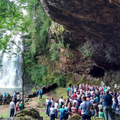 cerimônia que lembrou os 75 anos da gruta de Lourdes, em Conceição da Linha Feijó, domingo (25.02)