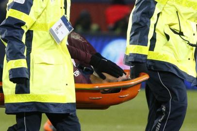 Paris Saint-Germains Brazilian forward Neymar Jr is evacuated on a stretcher during the French L1 football match between Paris Saint-Germain (PSG) and Marseille (OM) at the Parc des Princes in Paris on February 25, 2018.  / AFP PHOTO / GEOFFROY VAN DER HASSELT