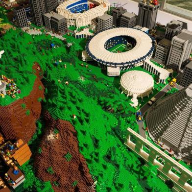 A maquete do Rio de Janeiro feita totalmente em LEGO foi construída para homenagear a cidade-sede dos Jogos Olímpicos de 2016 e ficará exposta permanentemente na Fundação Cidade das Artes como legado cultural.