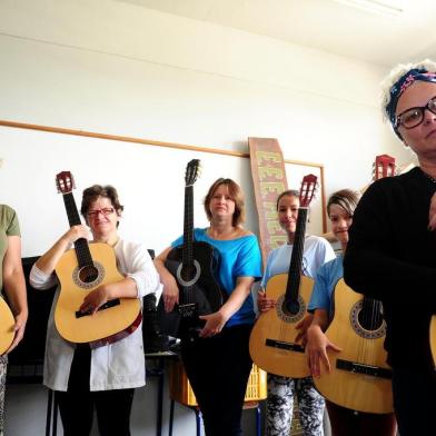  CAXIAS DO SUL, RS, BRASIL, 22/02/2018. Escola Estadual de Ensino Médio João Pilati, no distrito de Criúva, em Caxias do Sul, teve cancelado o programa Mais Educação do governo federal. Na foto, Greici Brochetto Lorandi, 37, coordenadora pedagógica, Didiane Fidelis da Rosa, 50, merendeira, Juliana Castilhos Vacchi, 43, diretora, Iole Eloiza dos Reis, 13, aluna do 9º ano, Larissa Fidelis da Rosa, 13, aluna do 7º ano, e Mara Vanaz Vachi, 47, vice-diretora. (Diogo Sallaberry/Agência RBS)