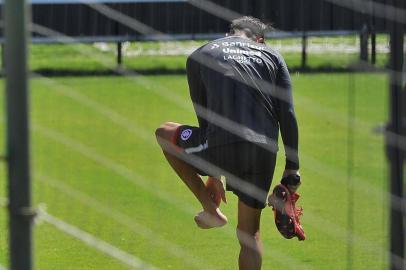  PORTO ALEGRE, RS, BRASIL - 26/02/2018 - Treino do Inter no CT Parque Gigante em Porto Alegre. Victor Cuesta deixa a atividade com dores no tornozelo. (Mateus Bruxel/Agência RBS)