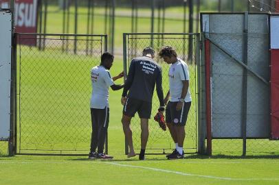  PORTO ALEGRE, RS, BRASIL - 26/02/2018 - Treino do Inter no CT Parque Gigante em Porto Alegre. Victor Cuesta deixa a atividade com dores no tornozelo. (Mateus Bruxel/Agência RBS)